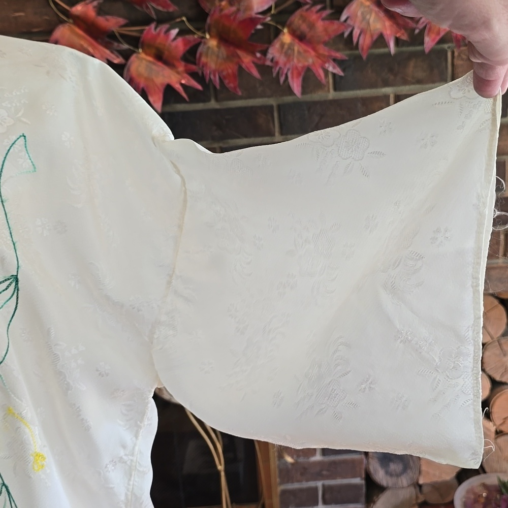 Stunning White Kimono with Lovely Floral Embroidery, Vintage​​ - Picture 9 of 12